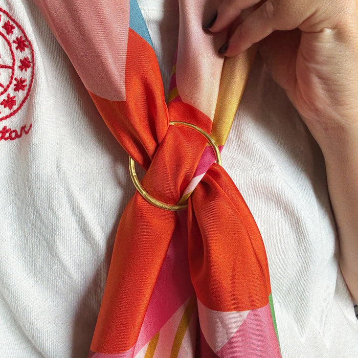 Grand anneau d'écharpe fini à la main